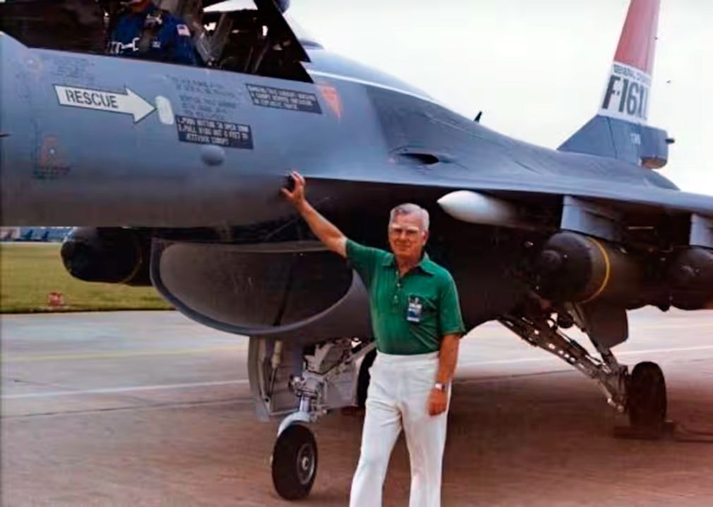 El ingeniero aeronáutico Harry Hillaker fue el diseñador del modelo F-16 para la General Dynamics 