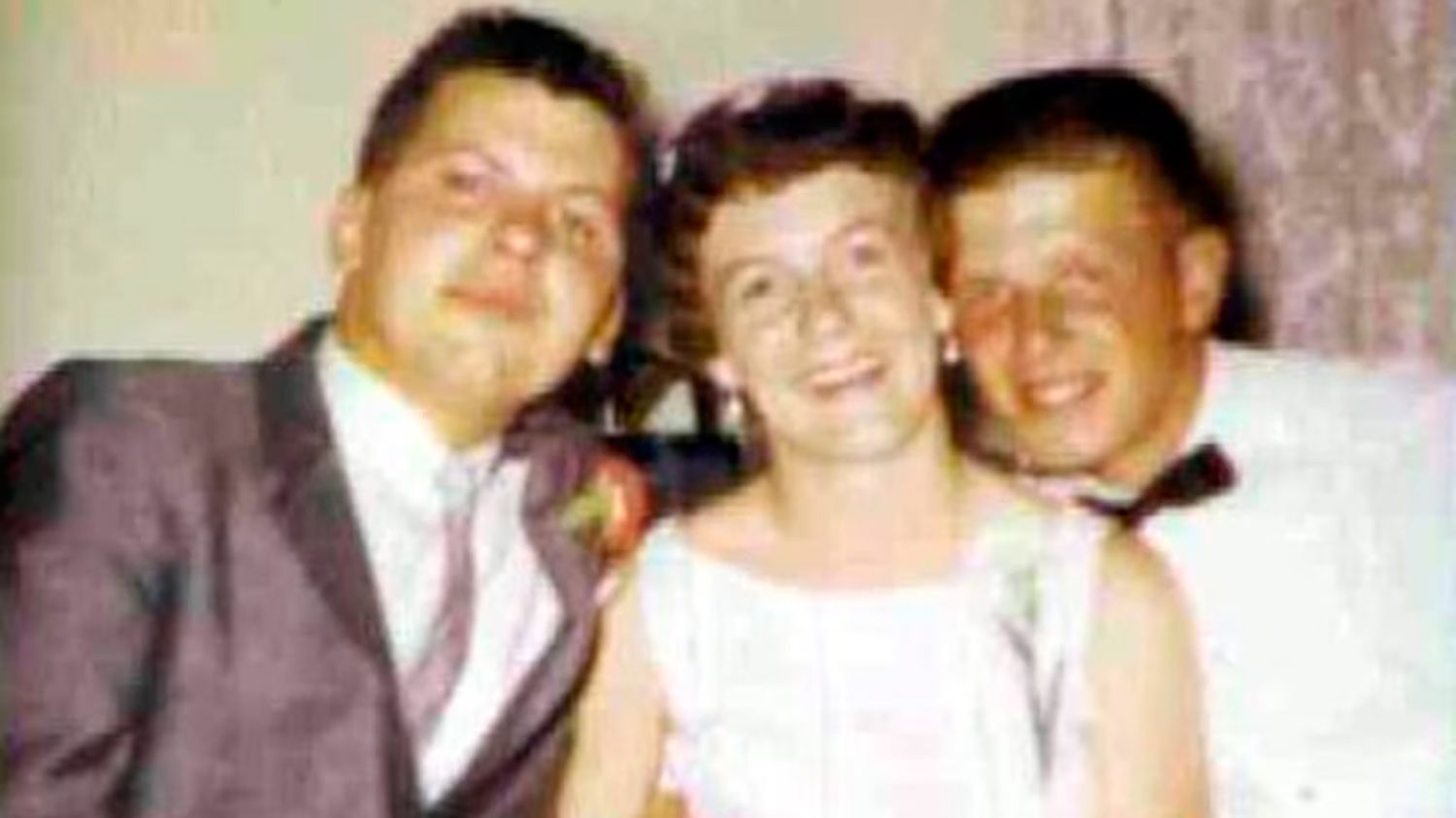  Gacy, primero a la izquierda, y su esposa 