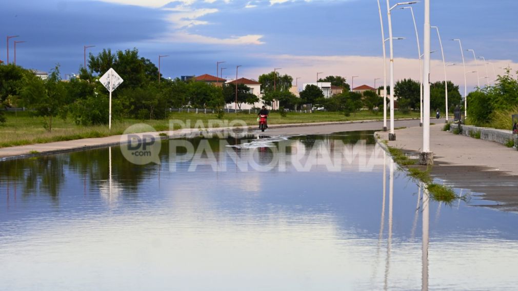Por la creciente, se pide a la población no acercarse a zonas donde el agua subió considerablemente. 