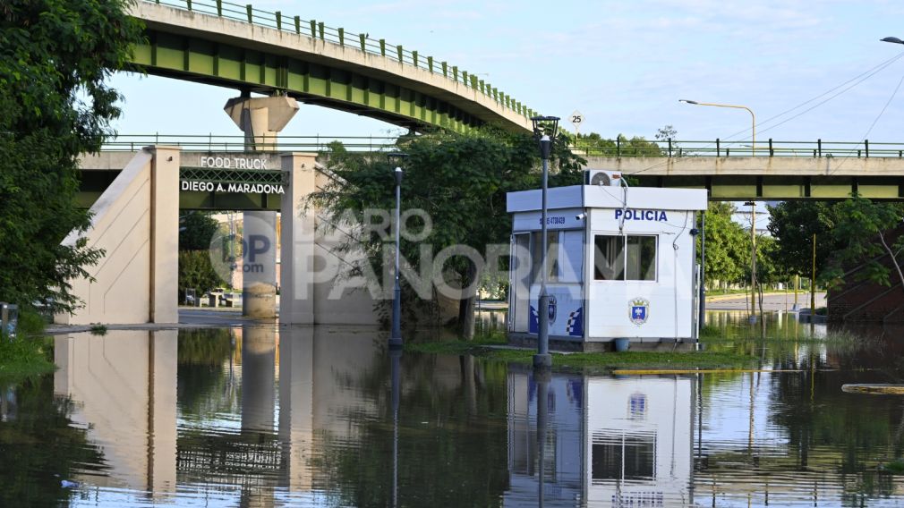 El agua sigue avanzando y llegó también a la zona de los Food Trucks. 