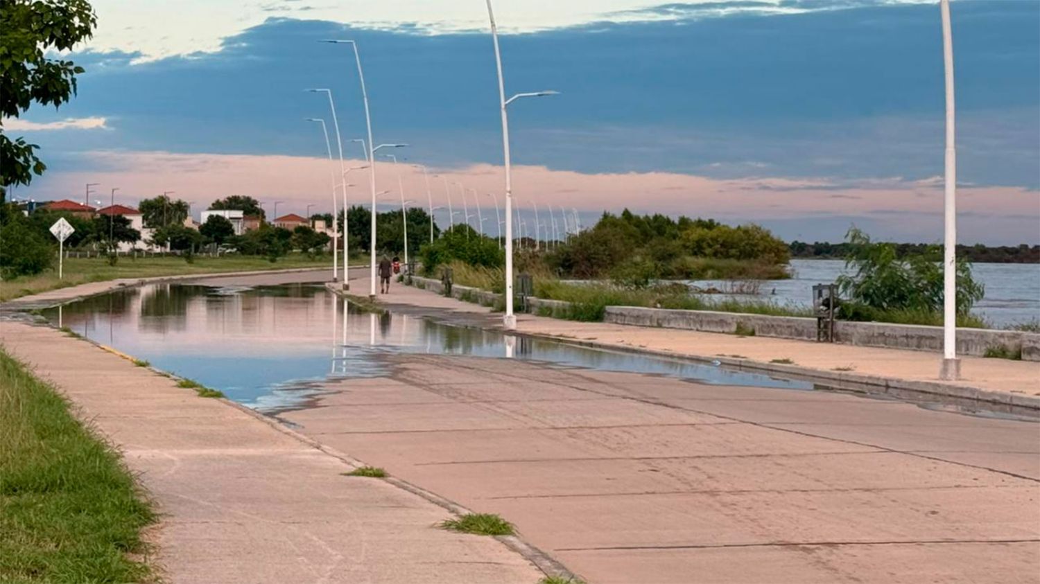 Por la creciente, se pide a la población no acercarse a zonas donde el agua subió considerablemente. 