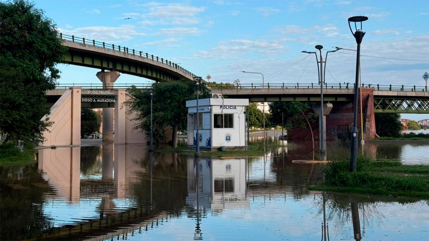 El agua sigue avanzando y llegó también a la zona de los Food Truck. 