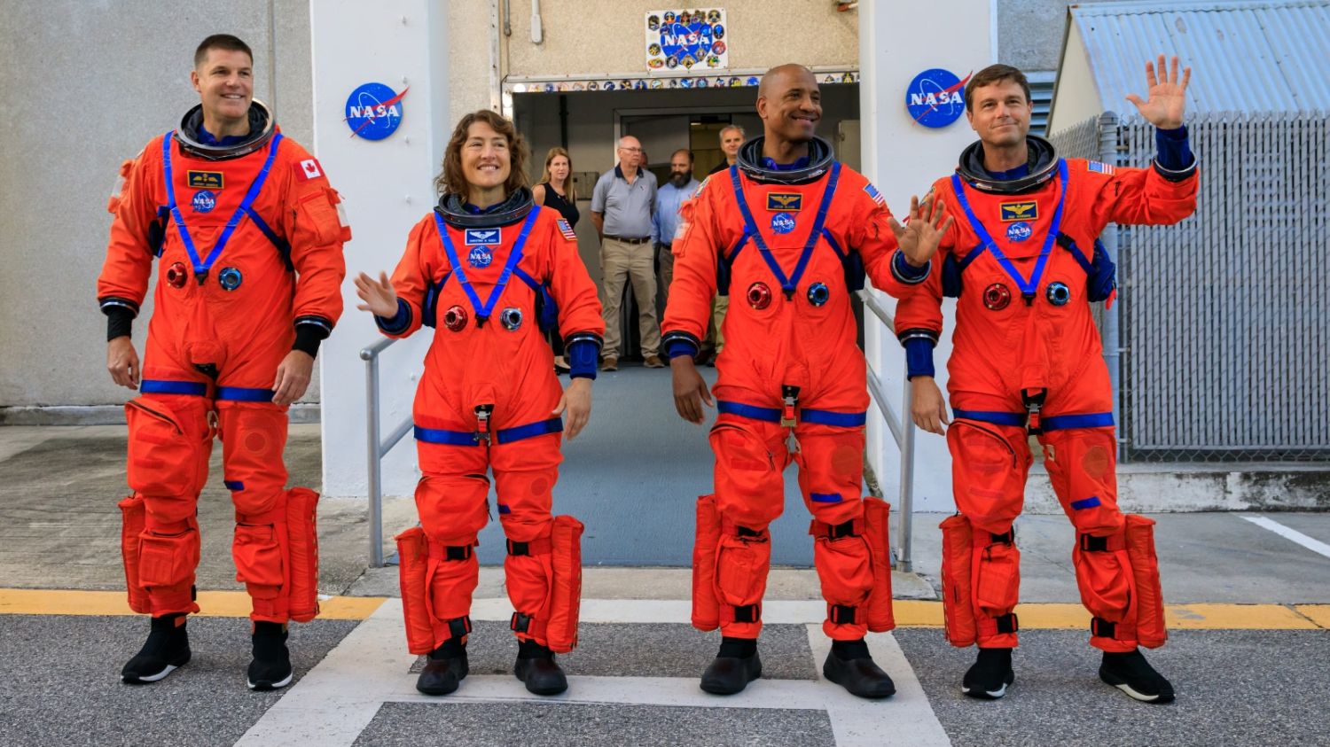 En la misión participarán cuatro astronautas seleccionados en abril de 2023 tras un proceso público: Reid Wiseman, comandante de la misión; Christina Koch, especialista de misión y primera mujer que viajará a la órbita lunar; Victor Glover, piloto experimentado; y el canadiense Jeremy Hansen, quien será el primer astronauta de su país en aventurarse más allá de la órbita terrestre baja 