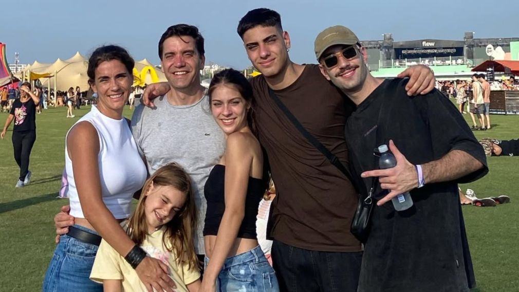 Santi junto a su familia, en la previa de su show en el Lollapalooza 