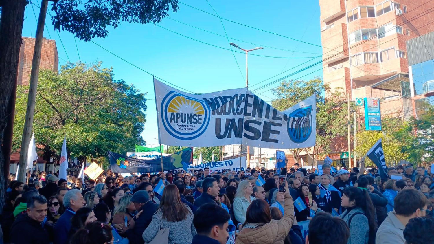 La 4º Marcha Federal Universitaria en defensa de la educación pública ya recorre las calles de Santiago - Diario Panorama