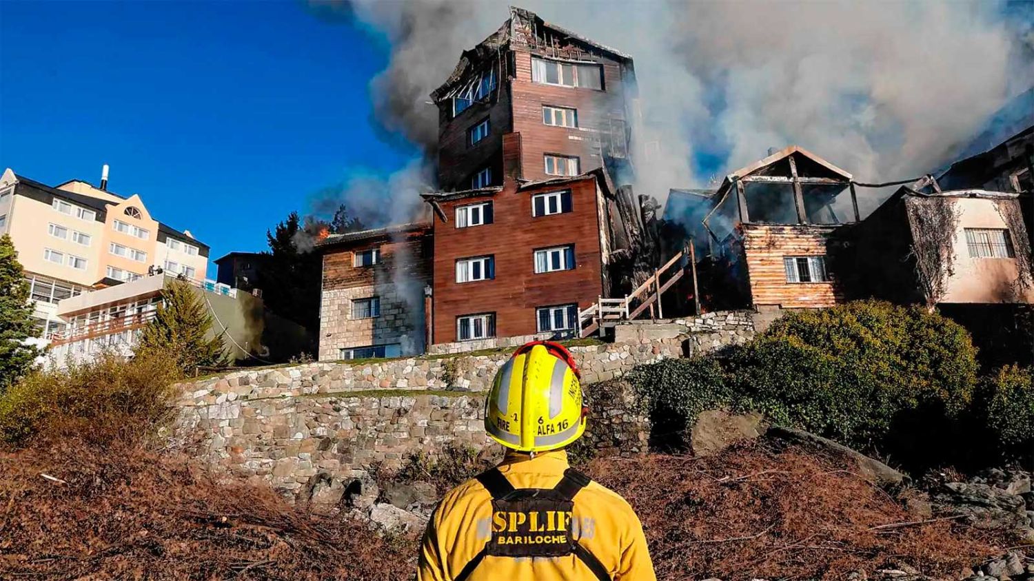Gran cantidad de bomberos trabajó para terminar con las llamas en el Huemul. 