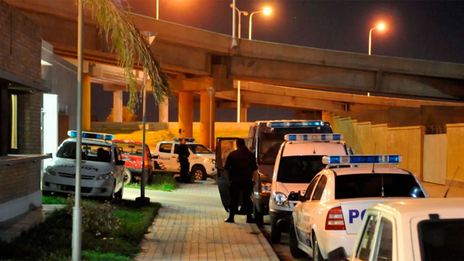 Tres salteños fueron interceptados y detenidos en el Puente Carretero en un procedimiento por drogas - Diario Panorama