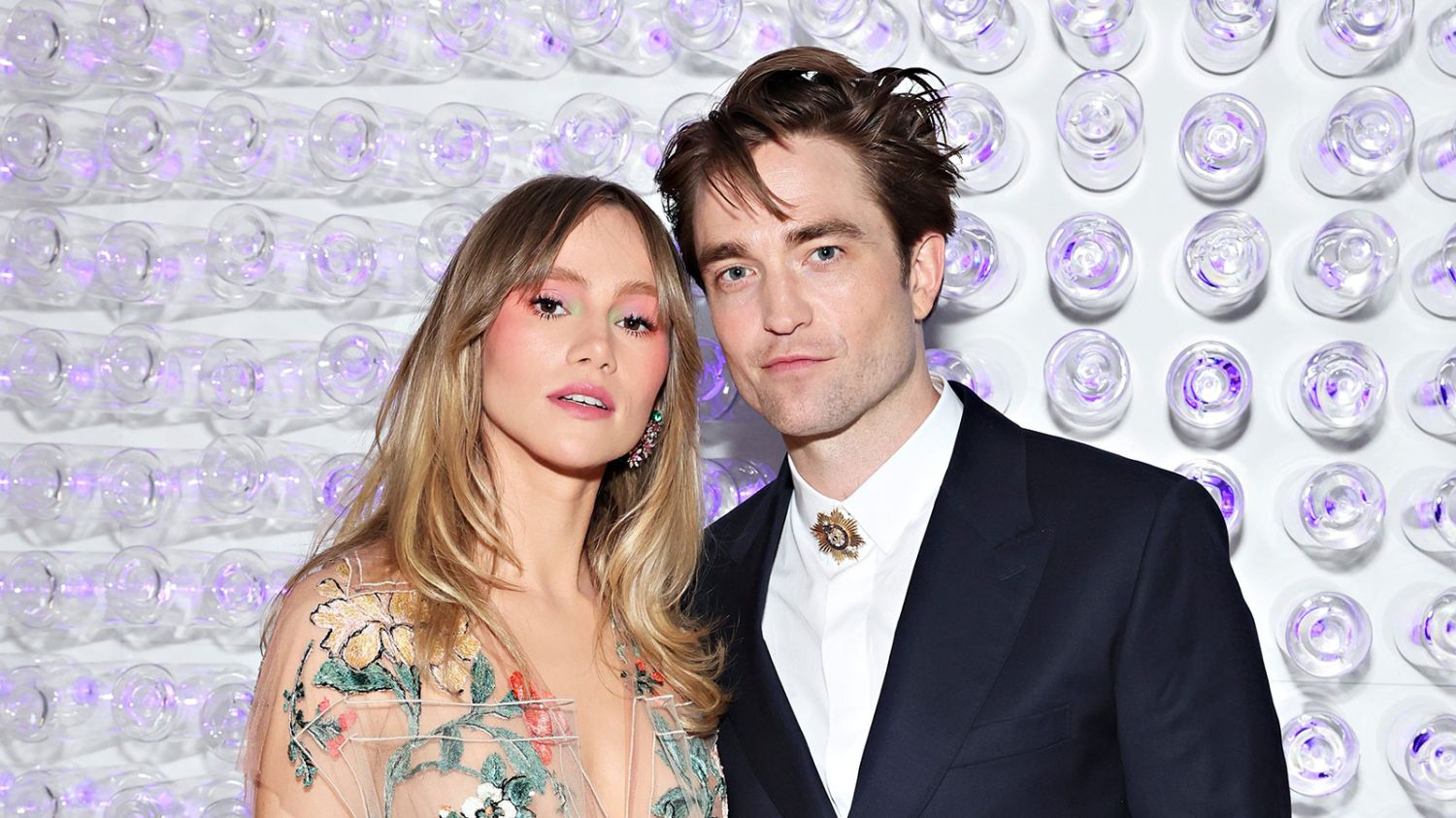 Suki Waterhouse y Robert Pattinson. 