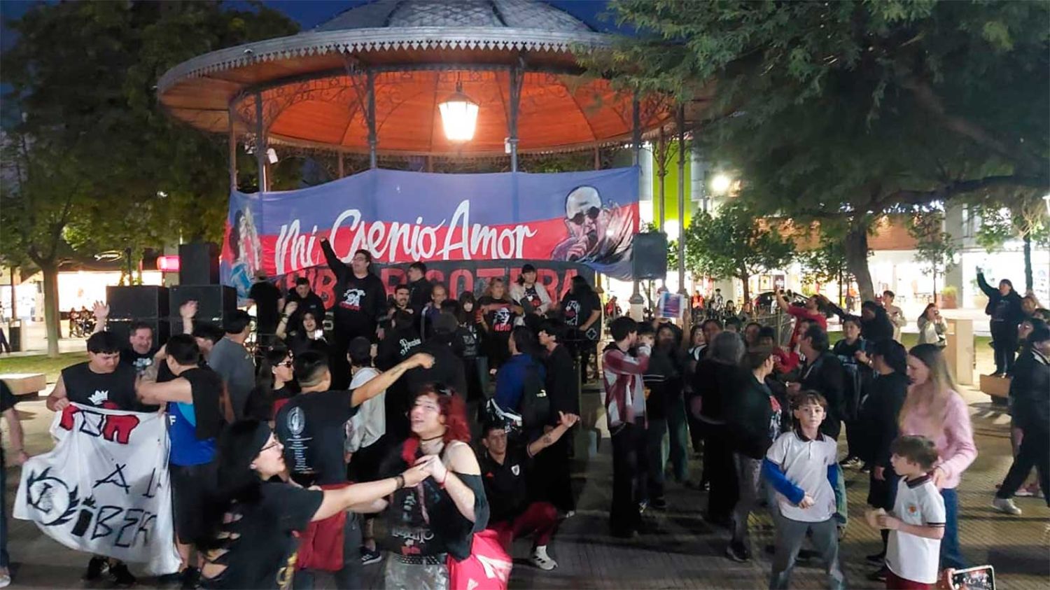 Entre canciones, banderas y emoción: los santiagueños homenajearon al Indio Solari en la Plaza Libertad - Diario Panorama
