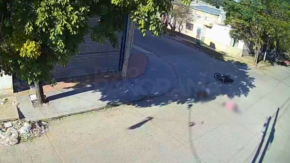 Violento choque entre dos motocicletas dejó a una mujer hospitalizada en el barrio Mariano Moreno - Diario Panorama