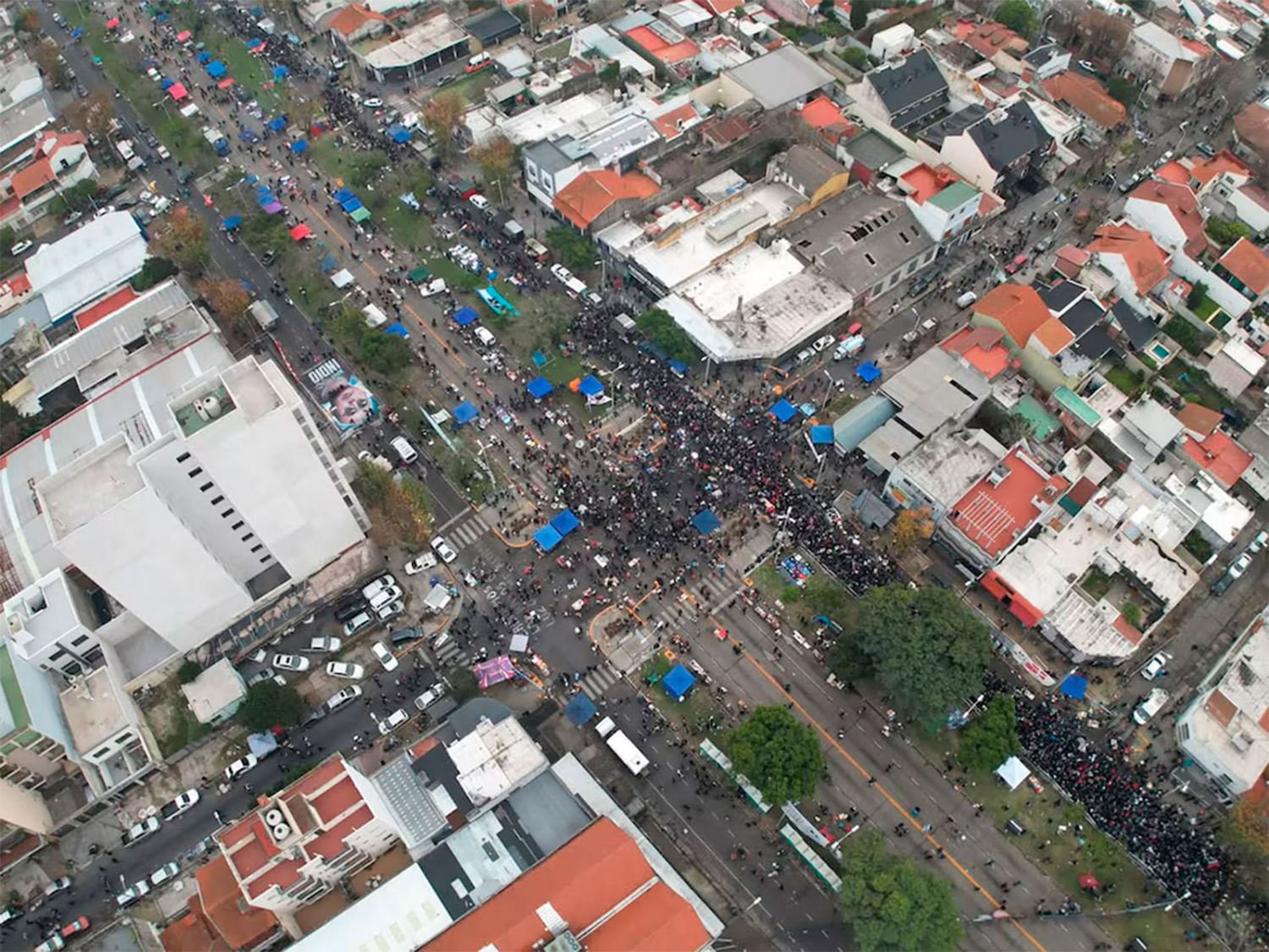 Una multitud en el lugar 