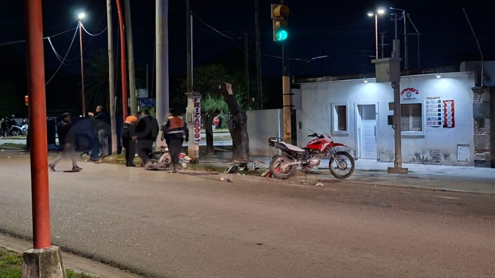 Tragedia vial: móvil de la policía chocó a motociclistas y mató a un hombre, una mujer embarazada y dejó gravemente herida a una niña de 8 años - Diario Panorama