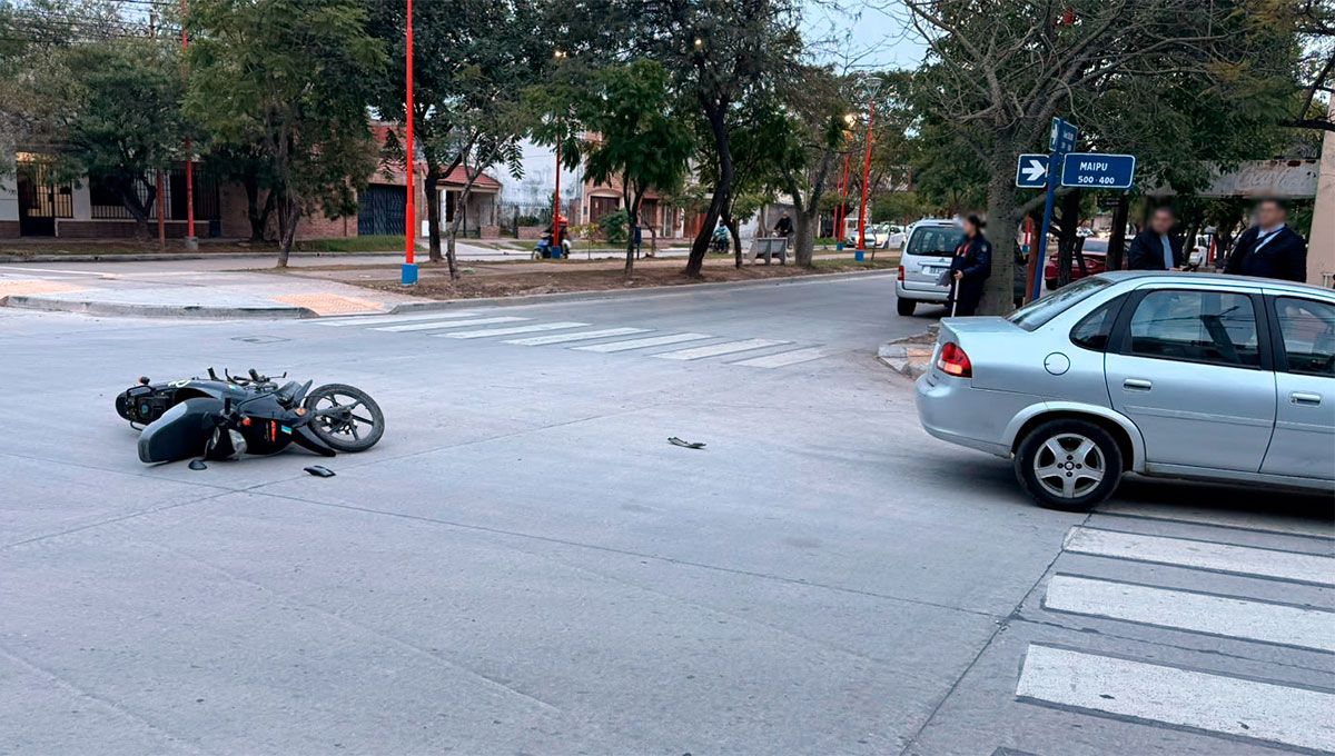 Violento choque entre un auto y una moto deja un hombre herido en Av. Colón - Diario Panorama