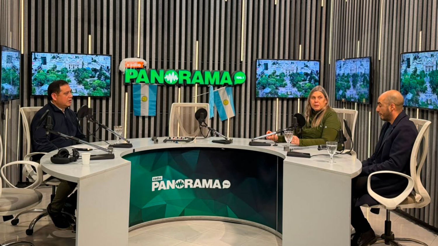 Florencia Coronel y Gonzalo Teran en los estudios de Radio Panorama. 