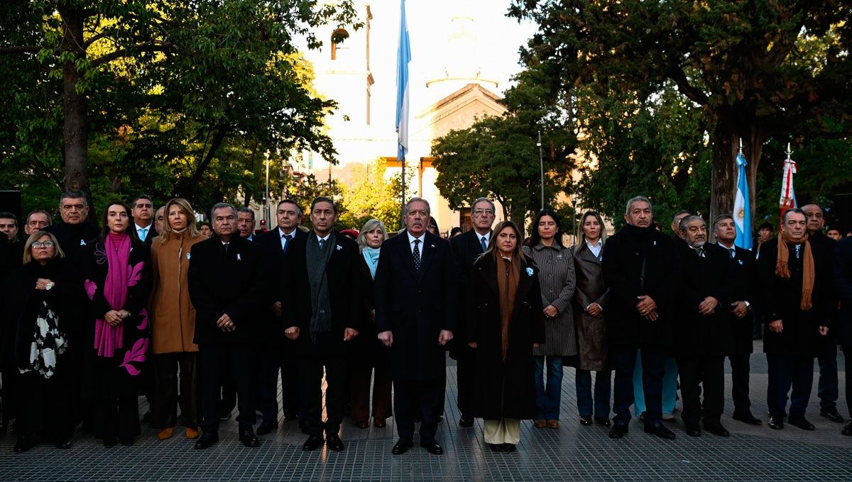 El gobernador Elías Suárez presidió el acto por el Día de la Bandera en plaza Libertad