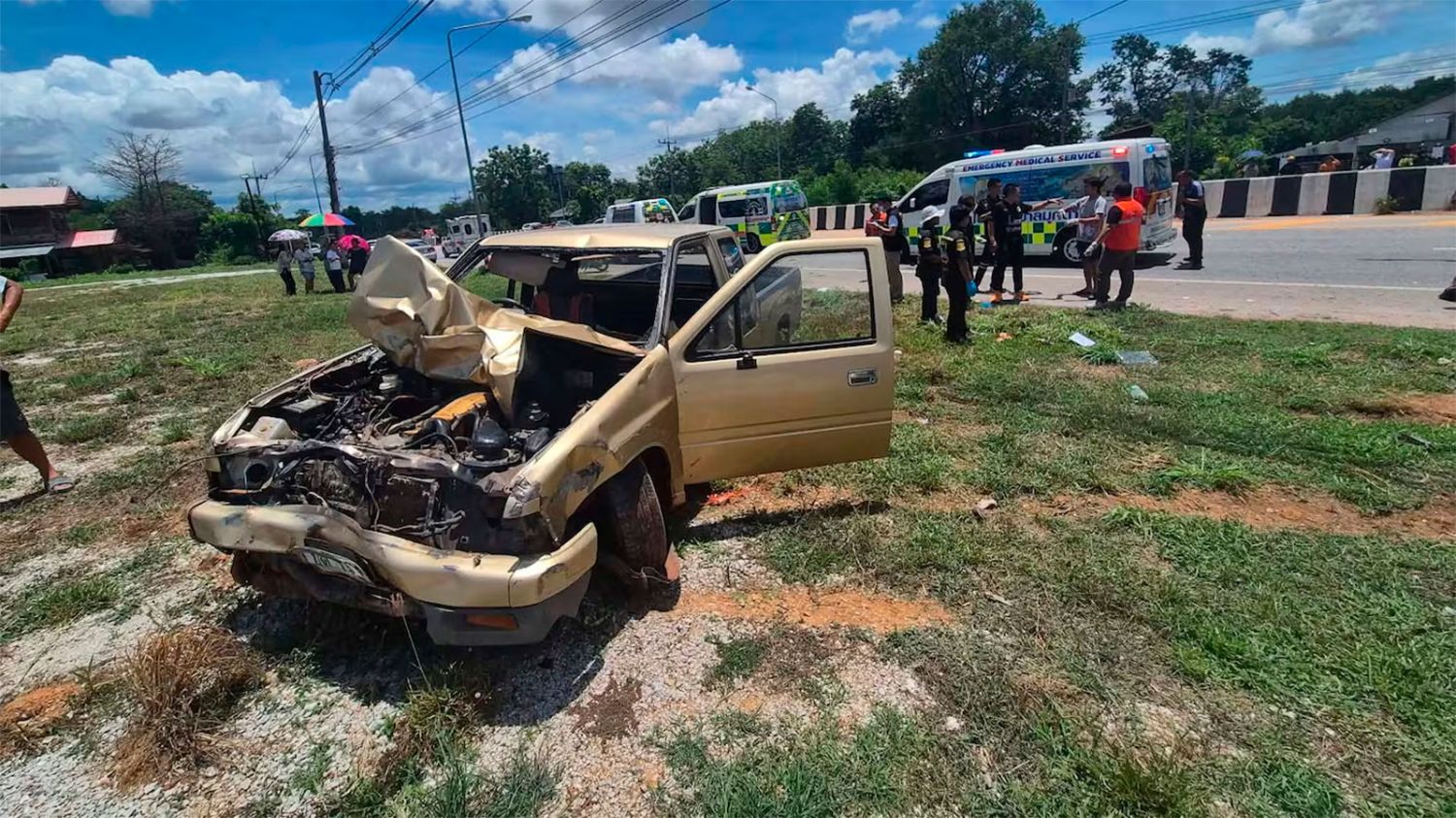 Un niño de 11 años robó la camioneta de su padre, atropelló a un grupo de monjes y causó nueve muertes en Tailandia