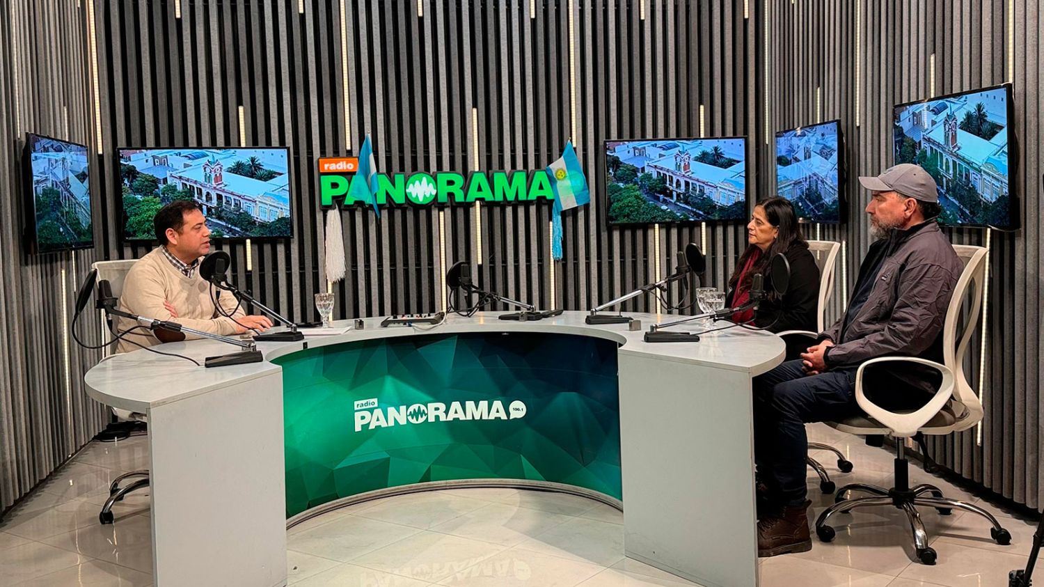 Hugo Feraud y Graciela Alzogaray en los estudios de Radio Panorama. 