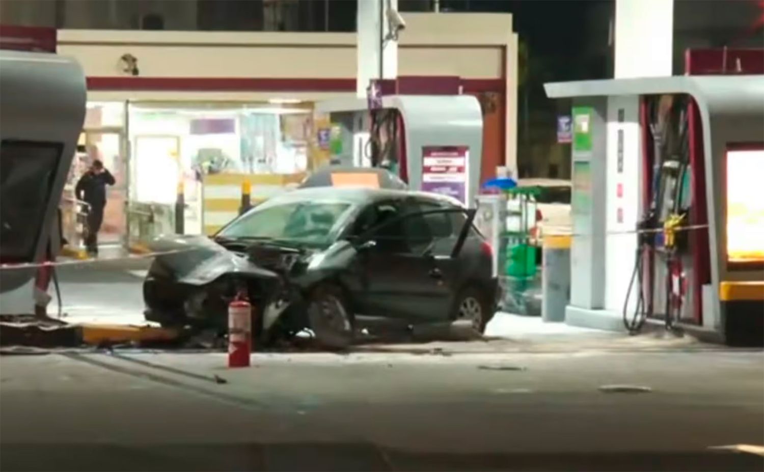 Impactante choque en la General Paz: un auto se incrustó en una estación de servicio y se incendió
