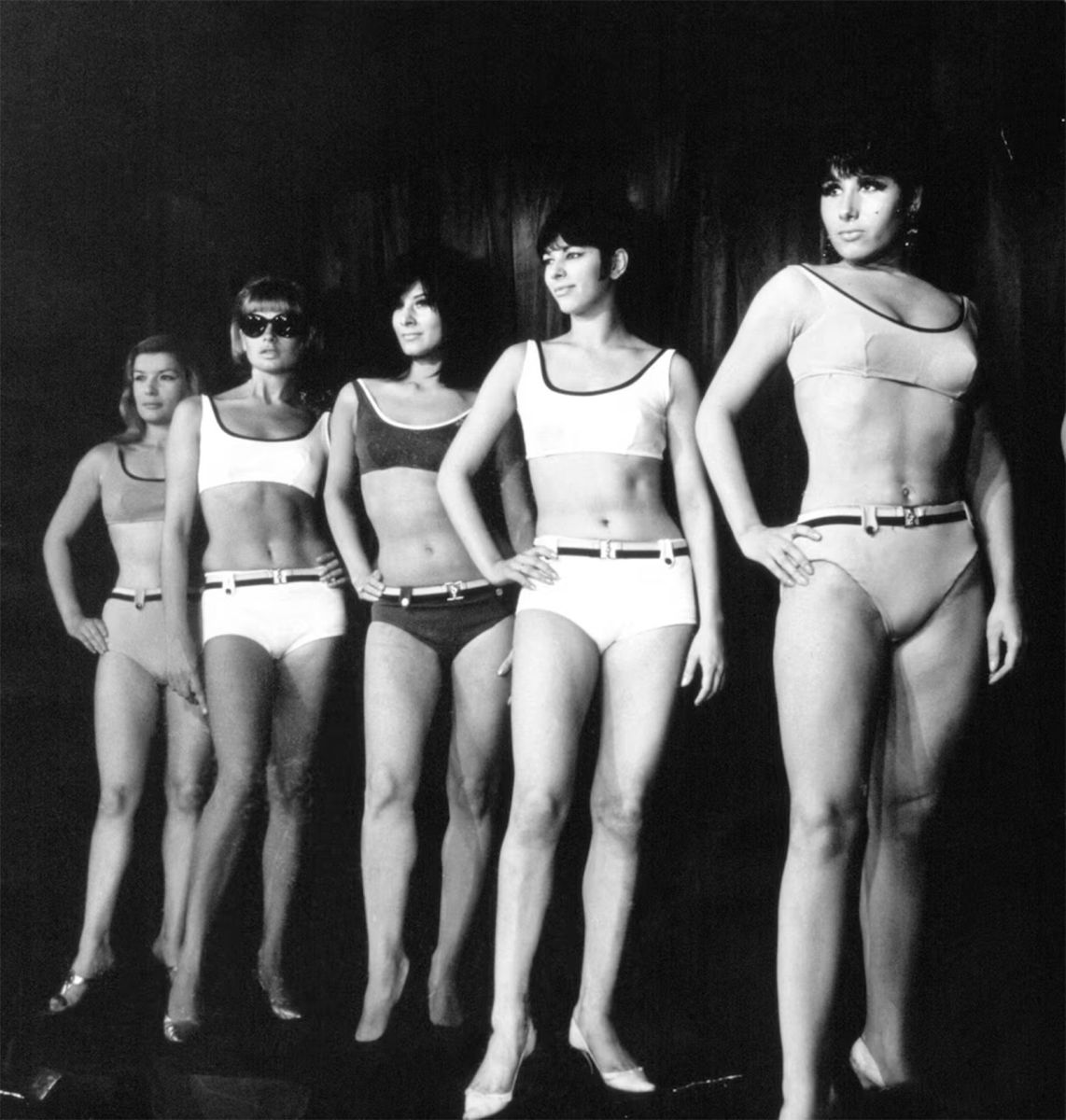 Imagen de archivo de modelos en bikini. 