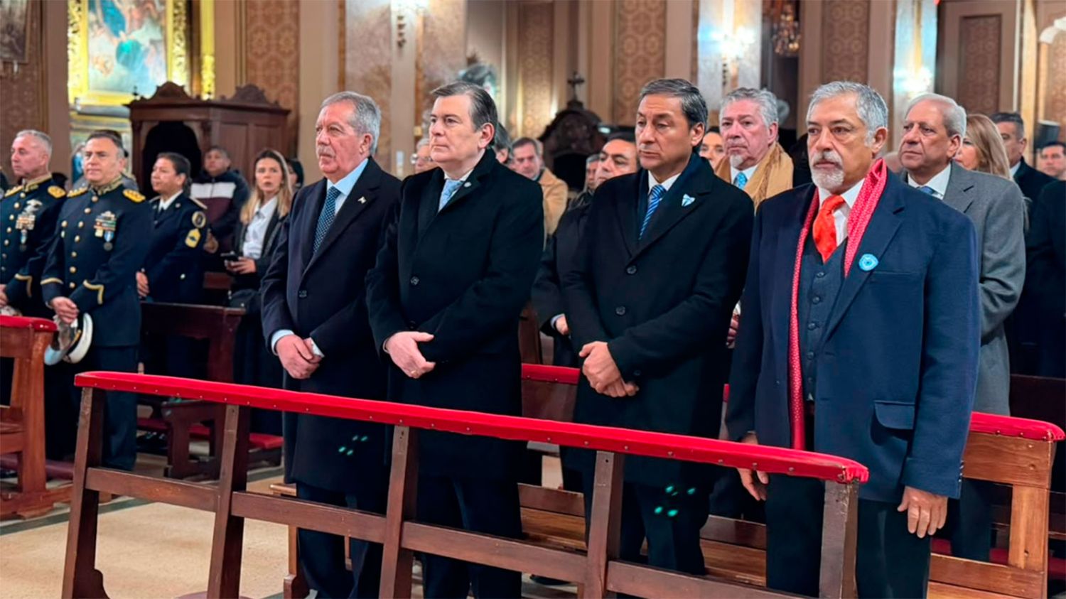 El gobernador Elías Suárez y el senador Gerardo Zamora participaron de la ceremonia. 