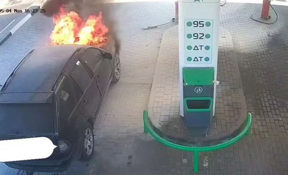 Conductora graba su vehículo en llamas en una gasolinera de Bielorrusia