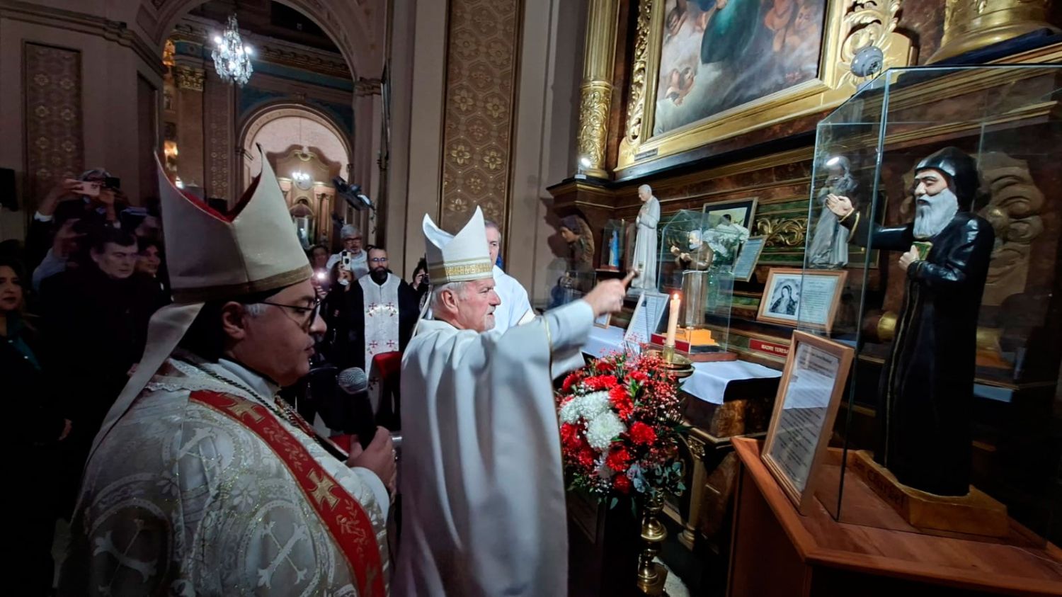 Fieles participaron de la entronización de la imagen de San Charbel en la Catedral Basílica - Diario Panorama