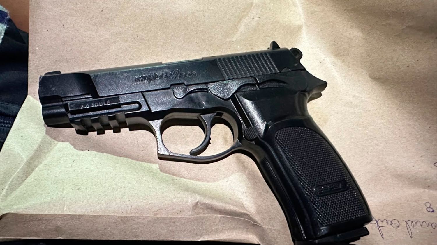 Detuvieron a motociclista que amenazó a una cuidacoches con un arma