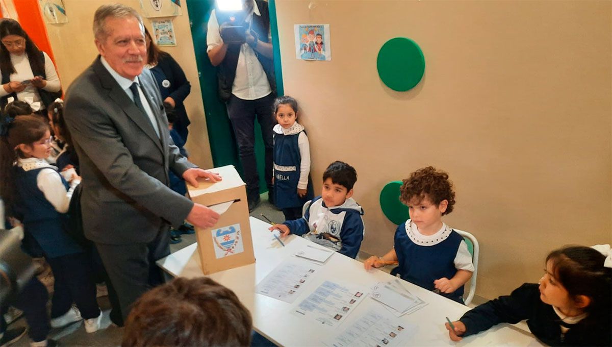 Elías Suárez participó de un simulacro electoral con alumnos del Jardín de la Escuela Normal - Diario Panorama