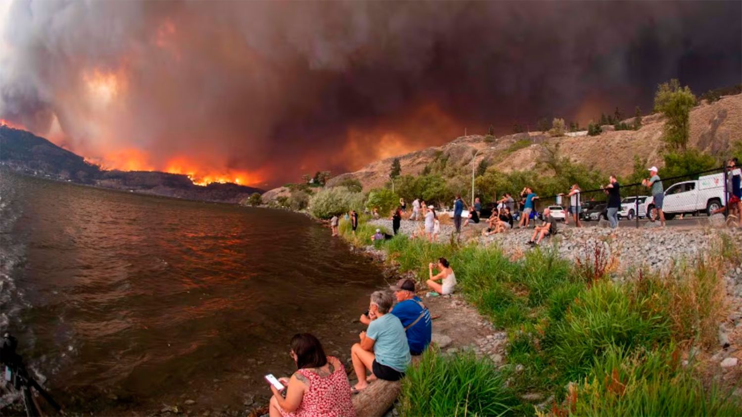Trump amenaza con subir los aranceles a Canadá por el humo de los incendios que afecta la final del Mundial