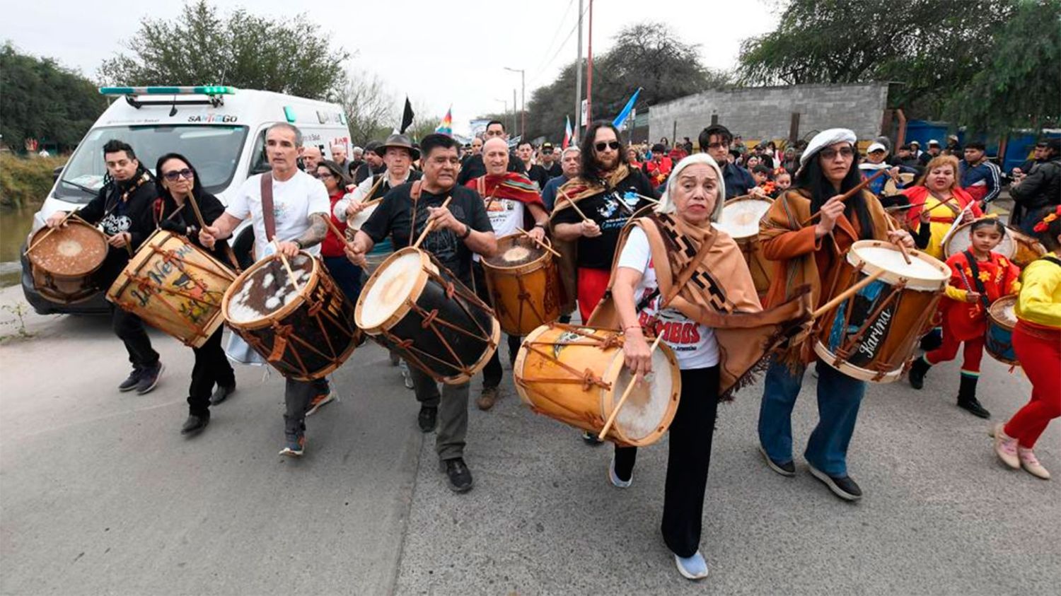 Reviví la emoción de la 24º Marcha de los Bombos por Canal 7: una celebración histórica que volvió a latir en Santiago