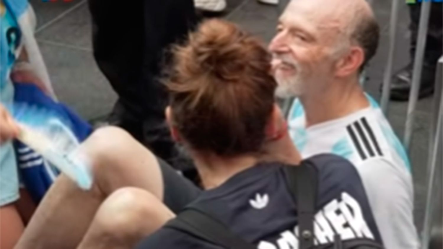 Abuelo no se va: el emocionante aliento de los argentinos a un hombre que se descompensó en Times Square - Diario Panor