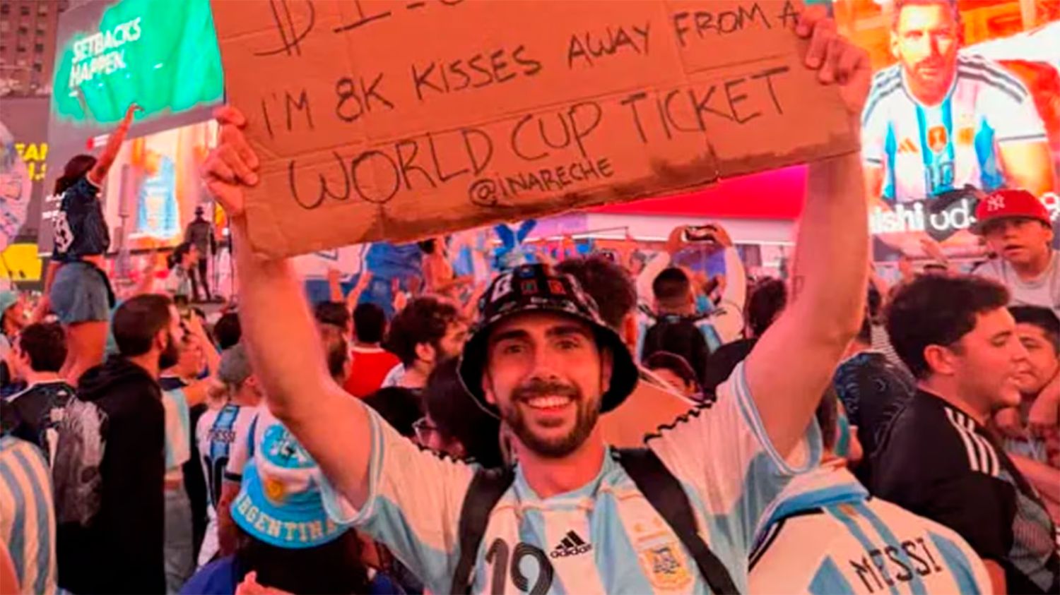 Un argentino revolucionó Times Square con una idea inesperada para poder ver la final