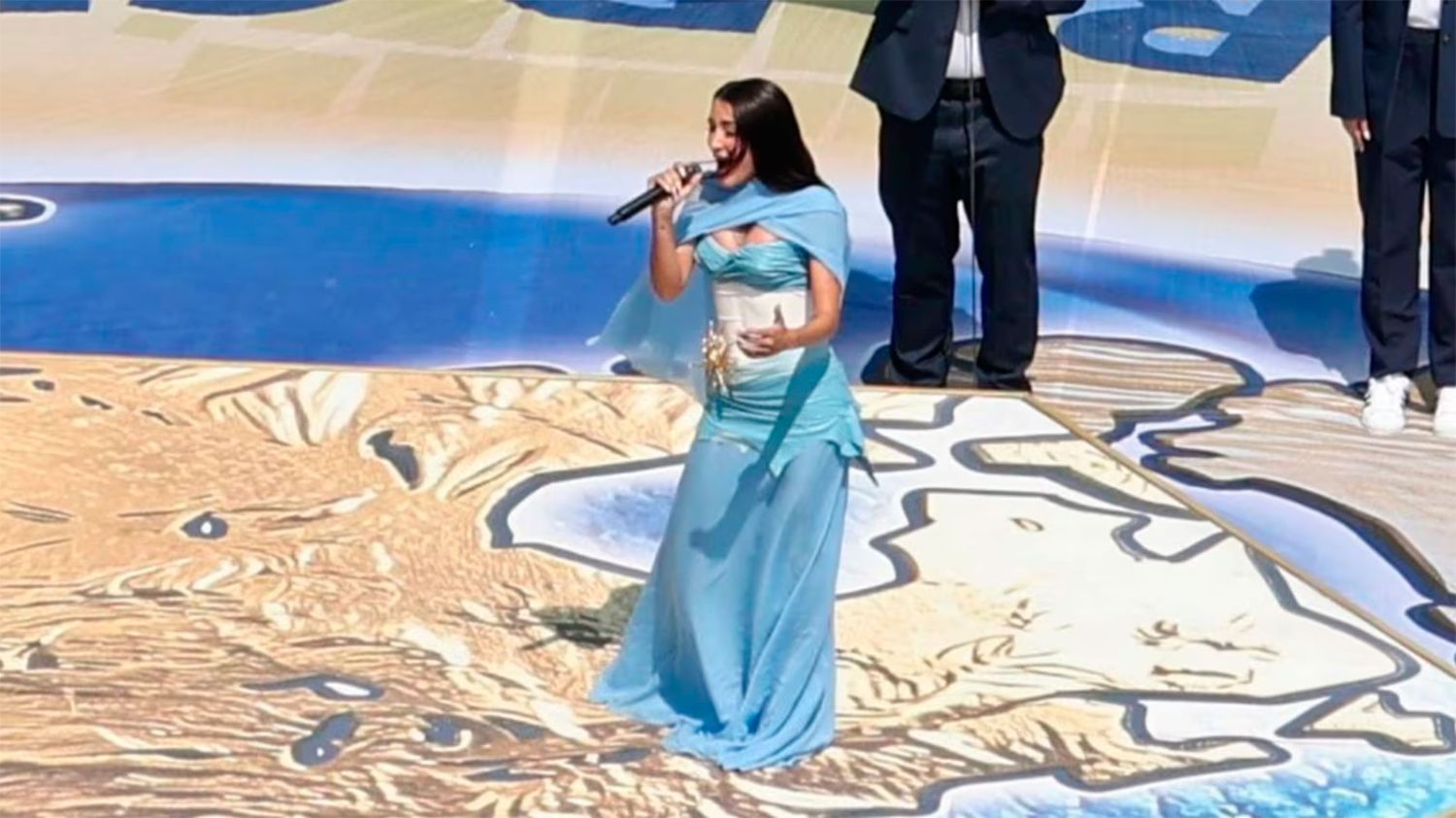 María Becerra emocionó al cantar en la final del Mundial con un vestido inspirado en la bandera argentina - Diario Pan