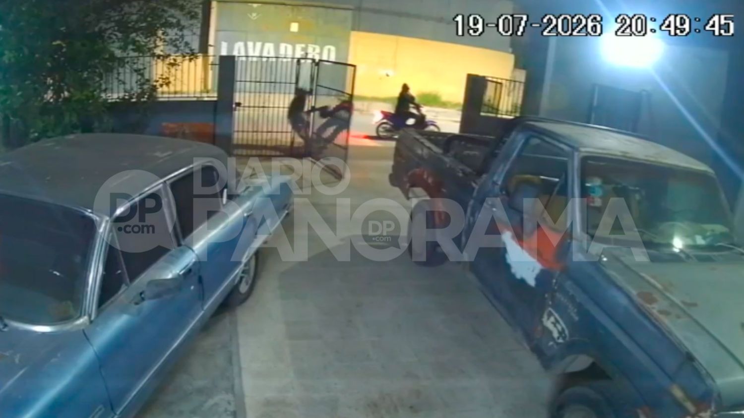 Video: dos motochorros intentaron robarle a una mujer y huyeron tras un violento forcejeo