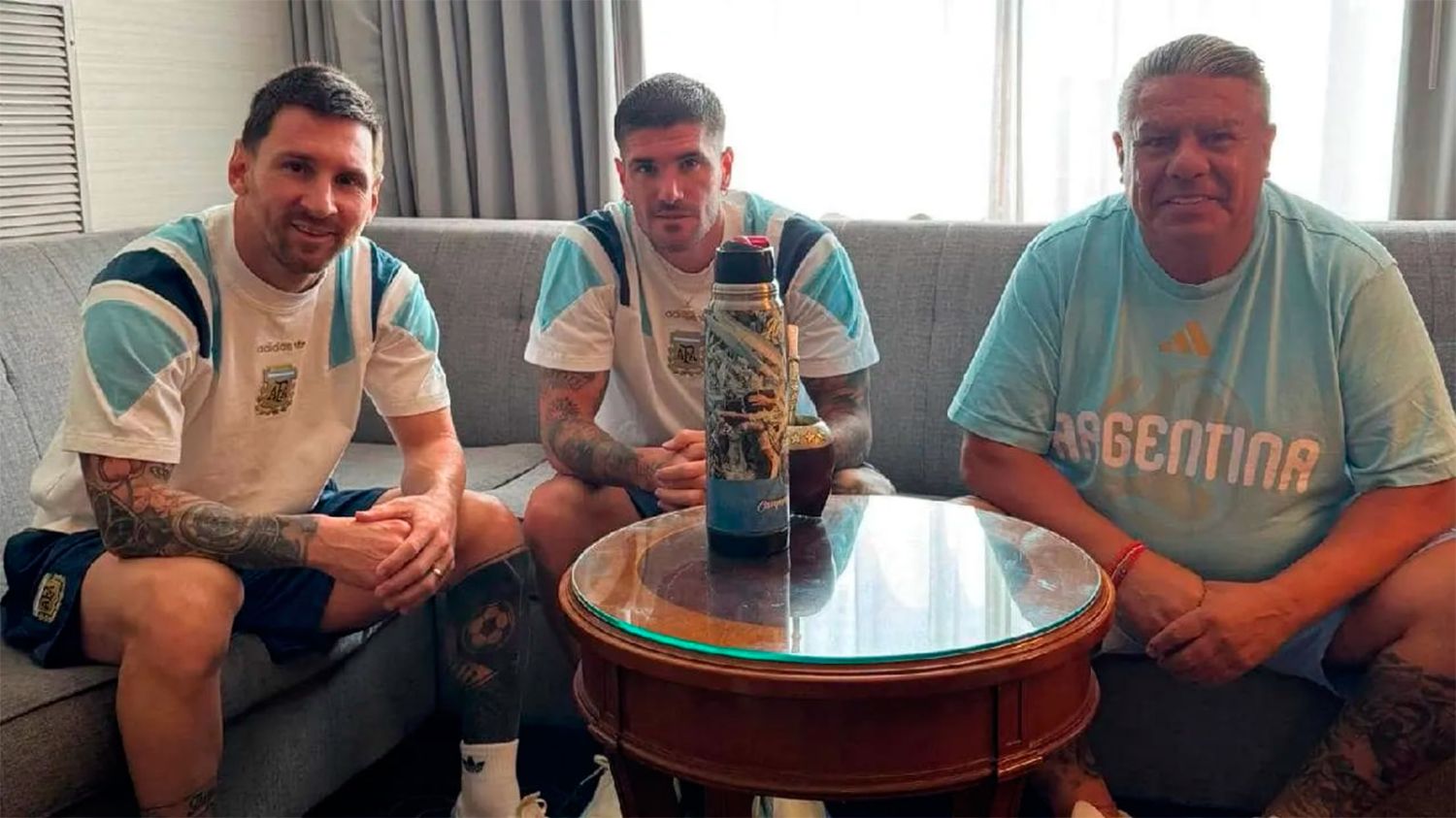 Chiqui Tapia respetó la cábala antes de la final: foto con Messi, De Paul y un mensaje especial