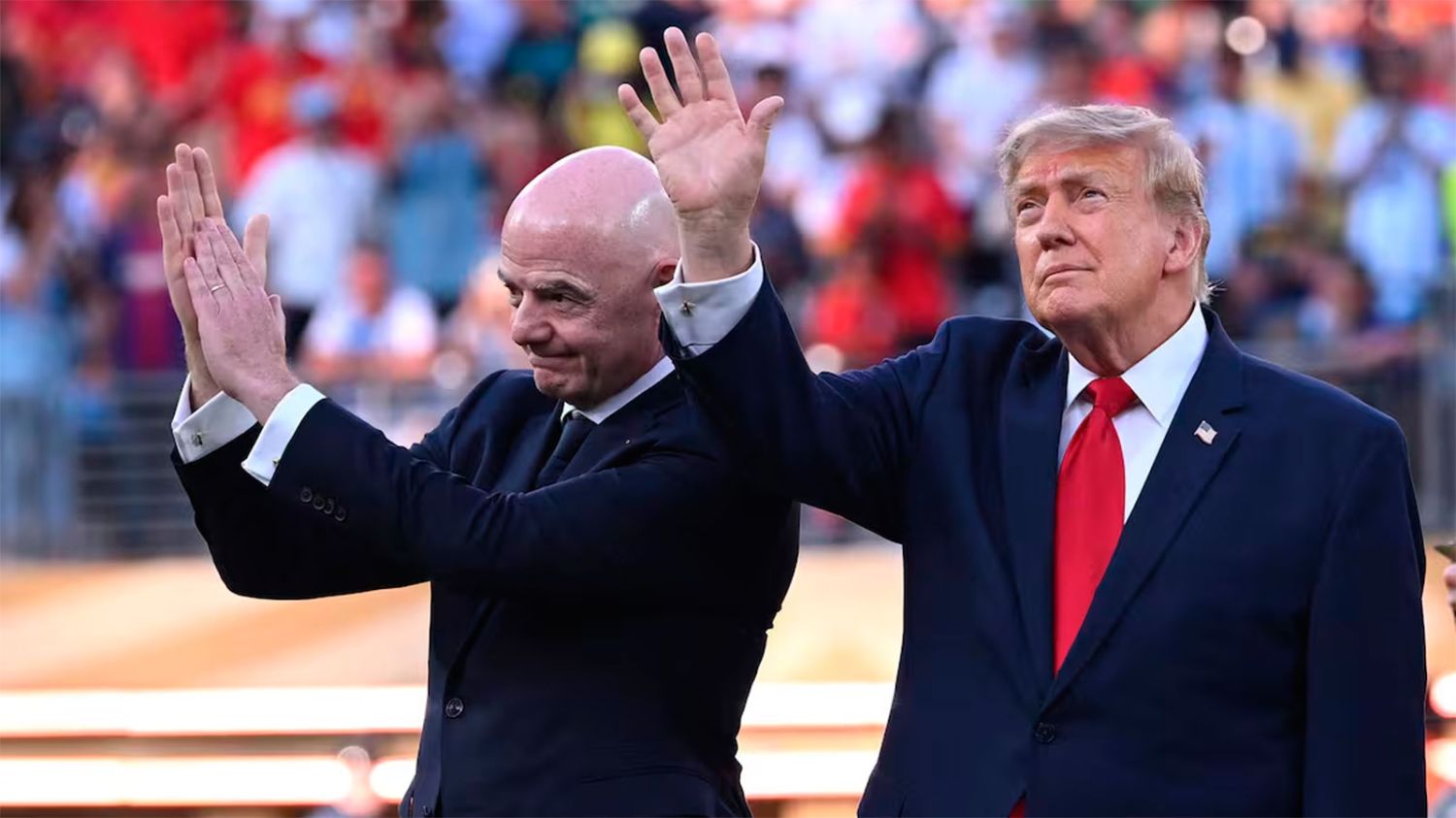 Trump fue silbado en la final del Mundial y protagonizó un incómodo momento en la premiación