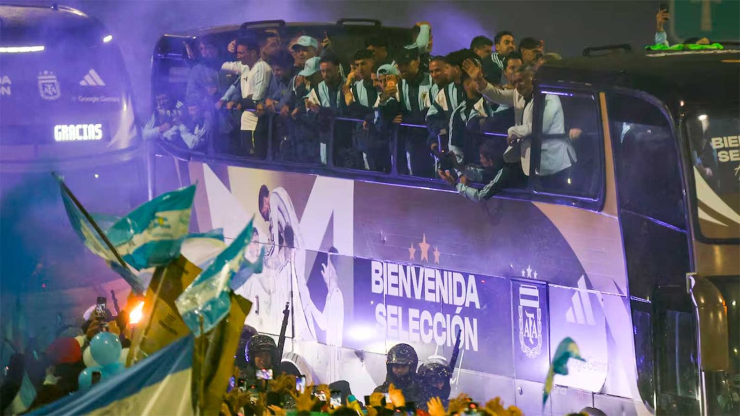 Entre una multitud y un emotivo recibimiento, la Selección regresó al país tras la final del Mundial - Diario Panoram
