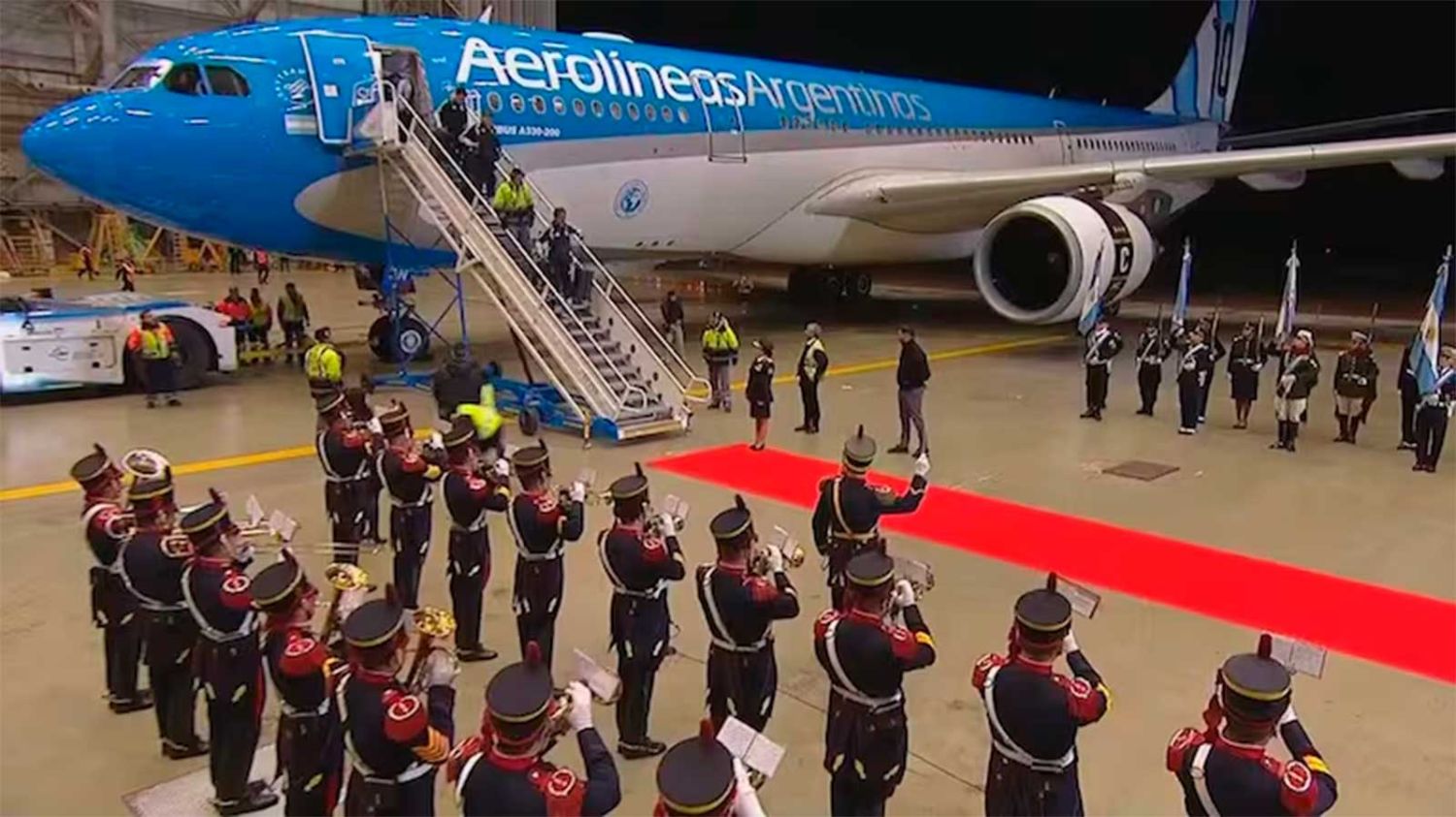 VIDEO | Con granaderos y una alfombra roja, así recibieron a la Selección argentina en Ezeiza - Diario Panorama