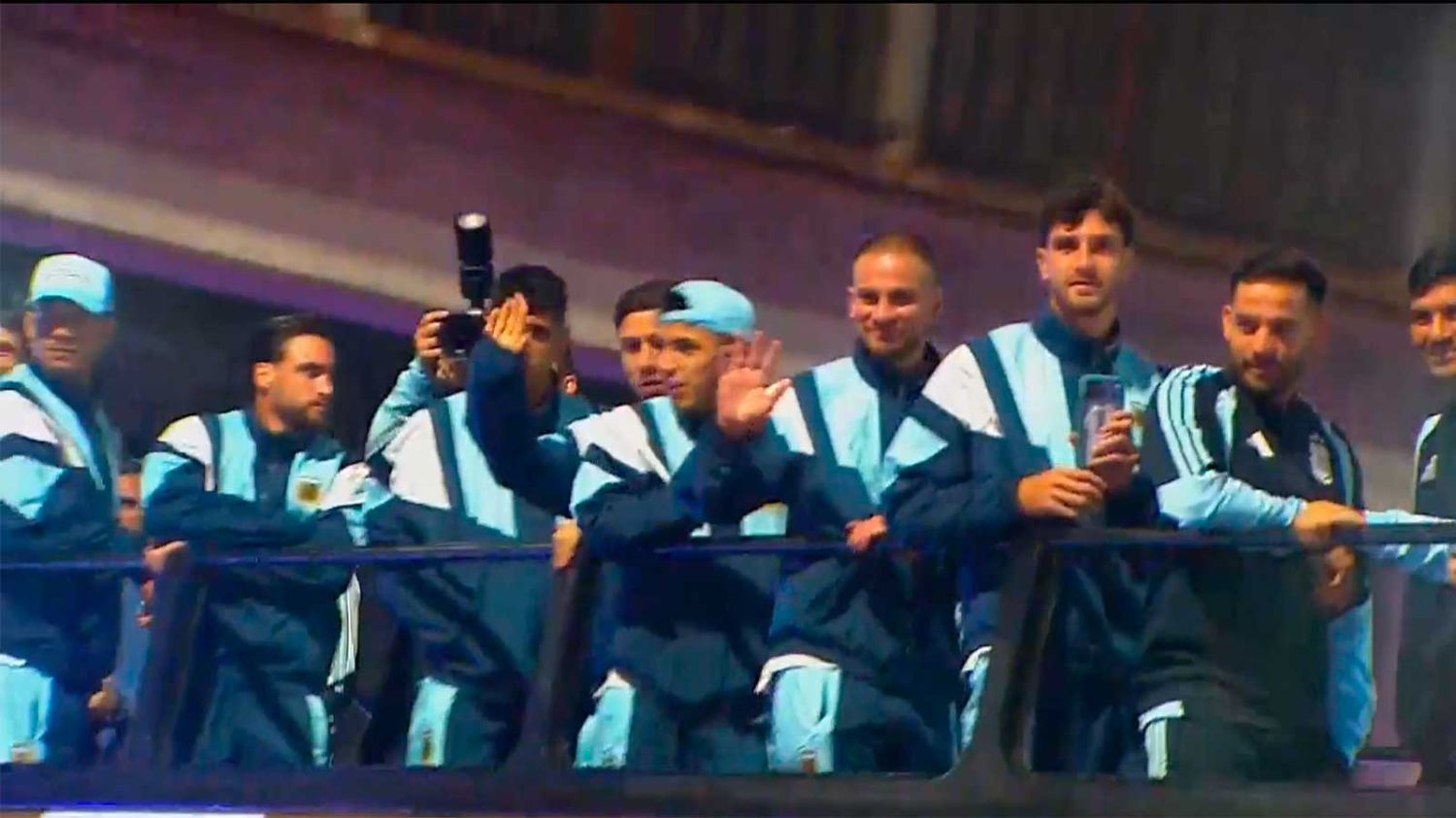 Tras la recepción protocolar en Ezeiza, Scaloni y parte del plantel saludaron a la gente desde un micro - Diario Panorama