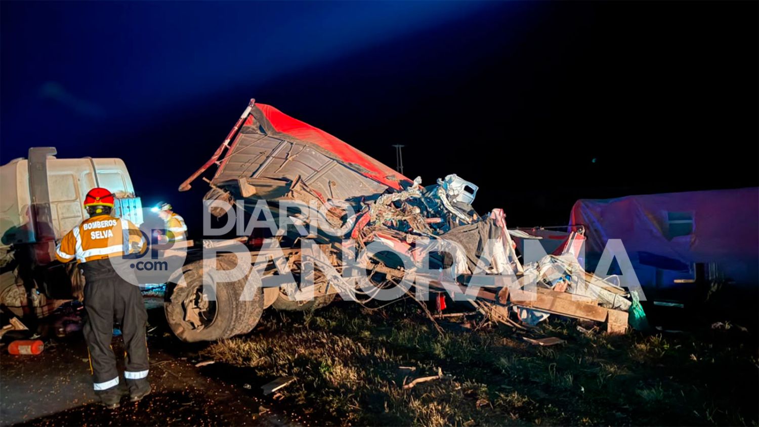 Una persona muere y dos sufren graves heridas en un impresionante choque frontal de camiones - Diario Panorama