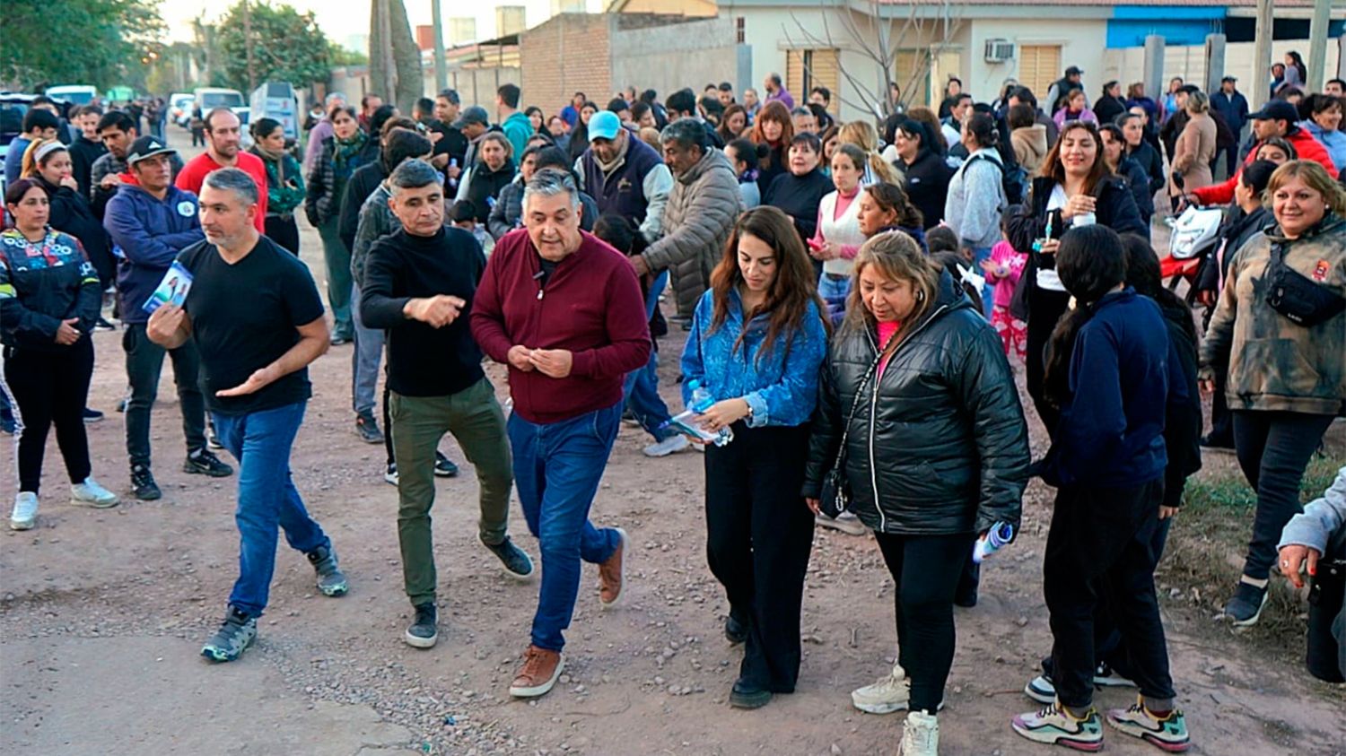 Nediani recorrió el barrio 25 de Mayo 540 Viviendas y dialogó con los vecinos - Diario Panorama