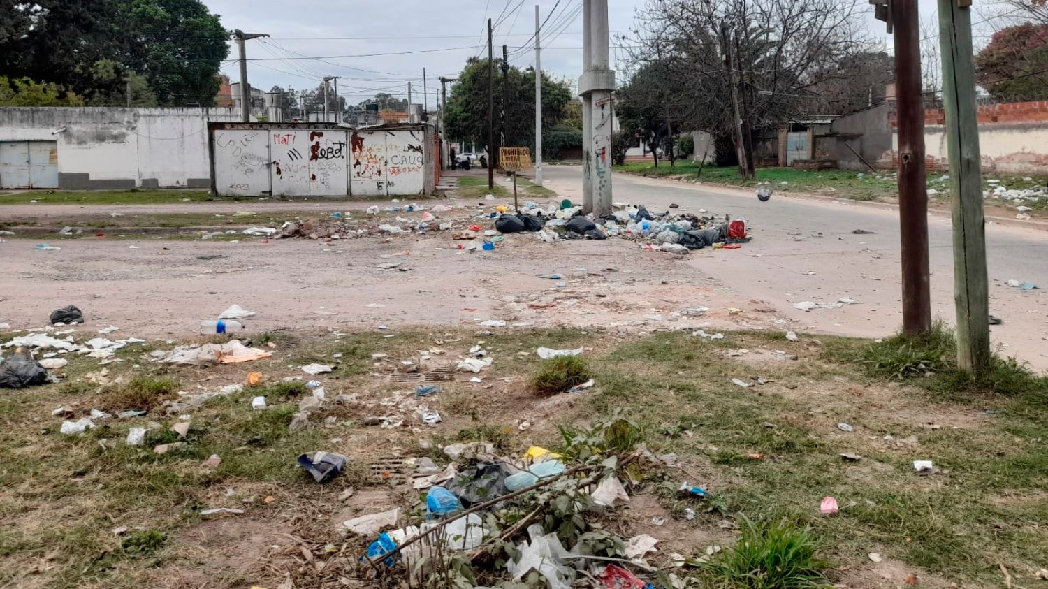Vecinos denuncian basural en el barrio Sargento Cabral y piden limpieza urgente