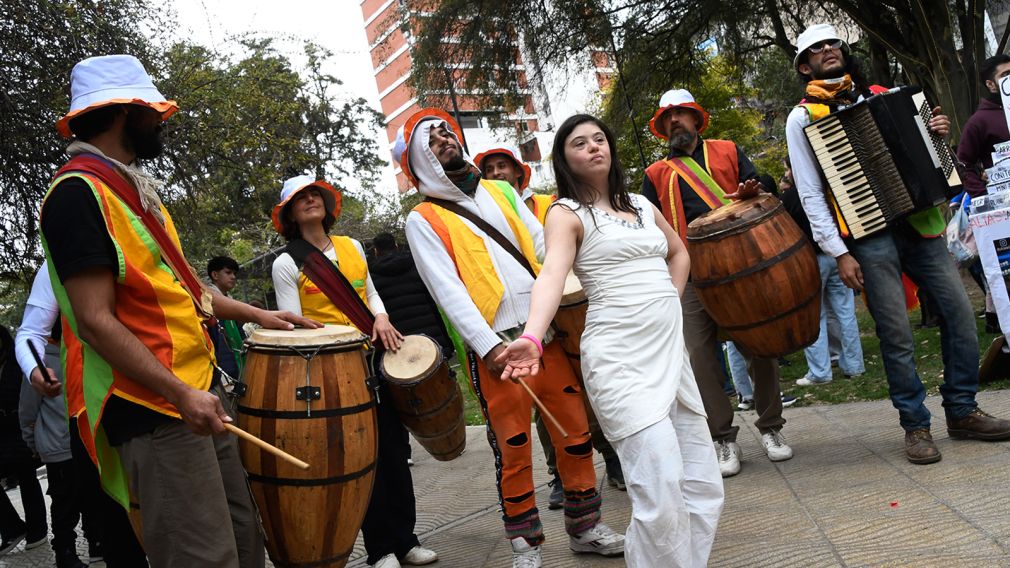 La Acción Teatral Urbana 2026 llenó de arte y color el centro de Santiago
