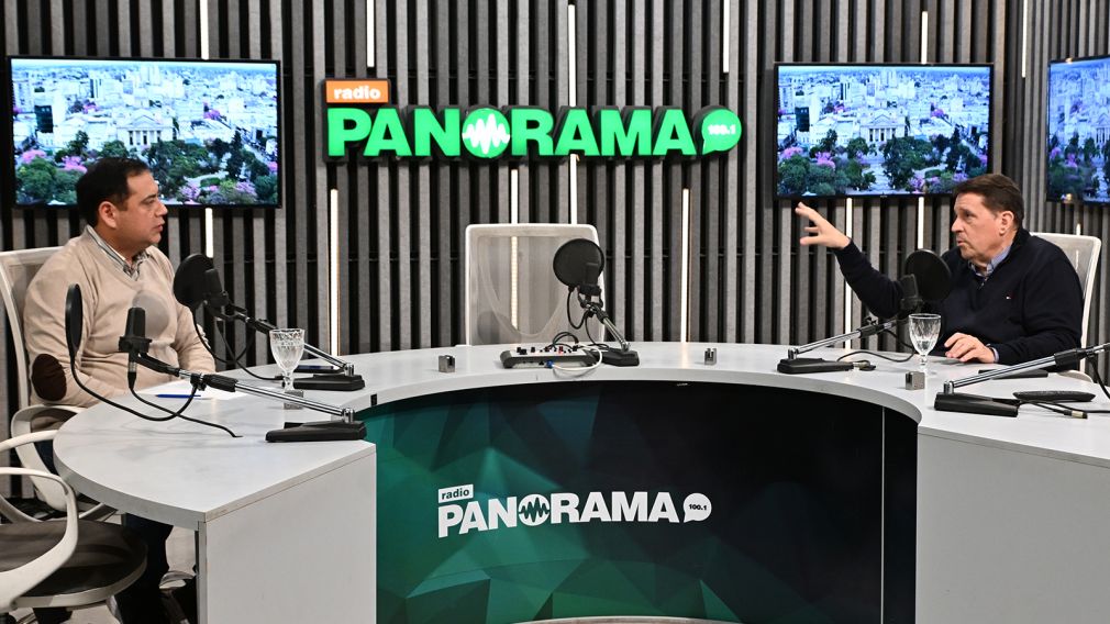 Llamil Abdala en los estudios de Radio Panorama. 