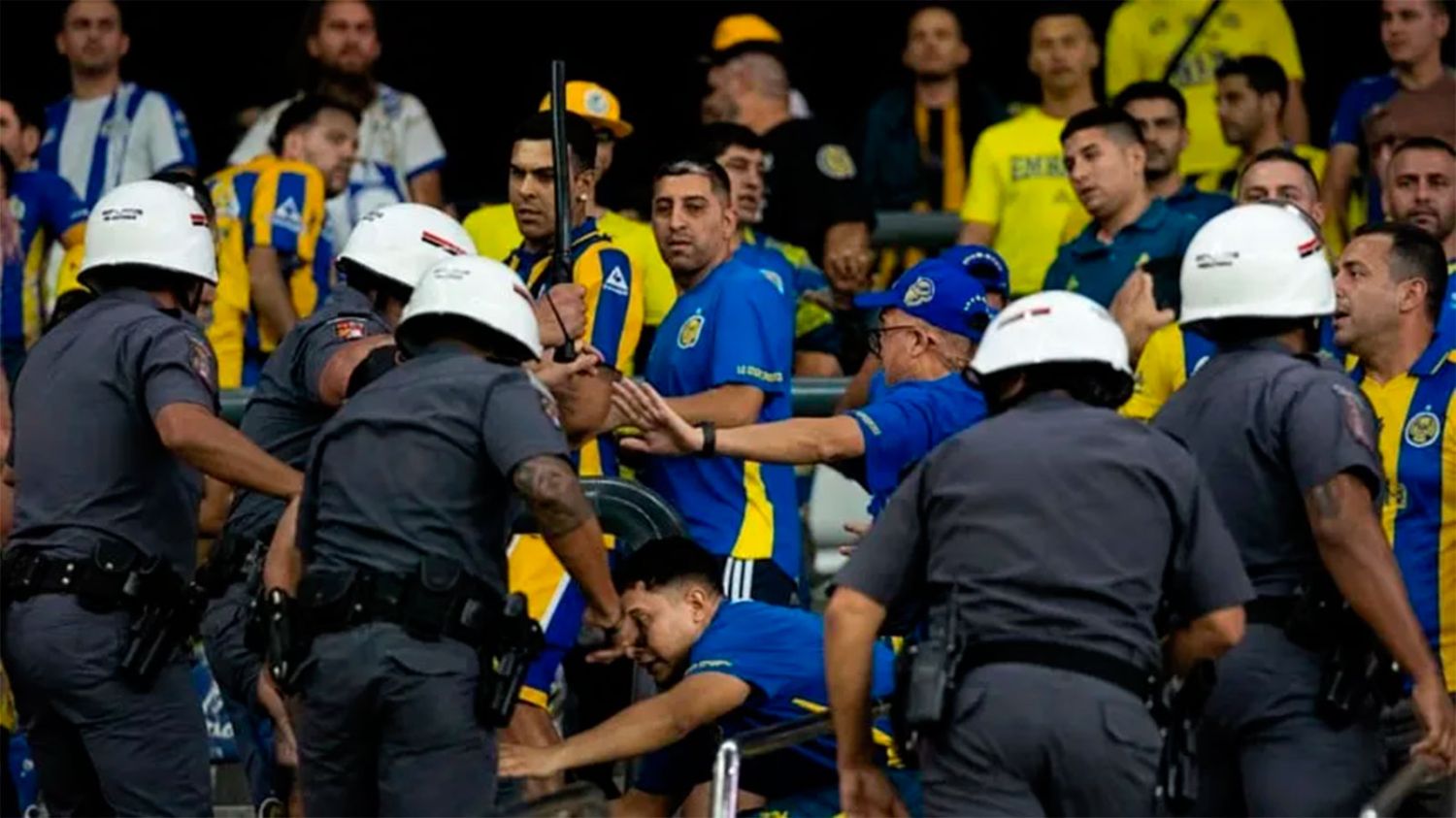 VIDEOS I Graves incidentes y represión en San Pablo tras la eliminación de Rosario Central