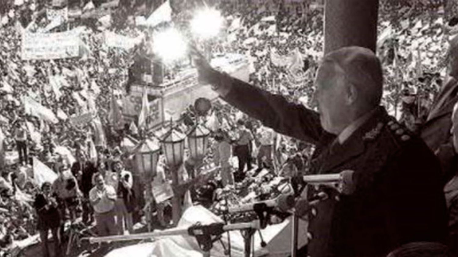 Galtieri en Plaza de Mayo 