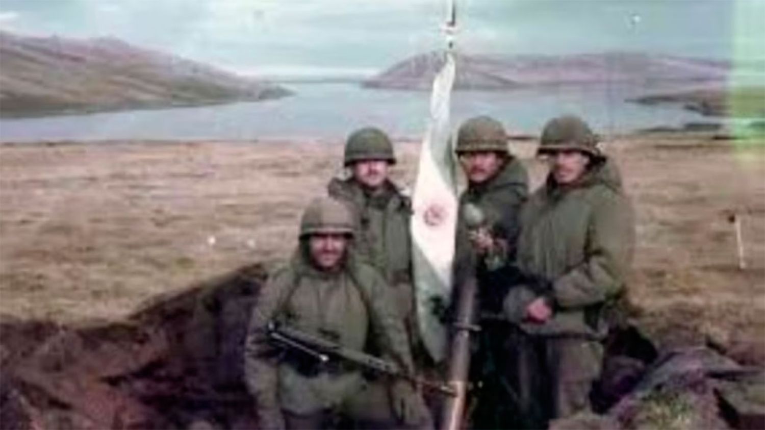 Soldados argentinos en una trinchera 