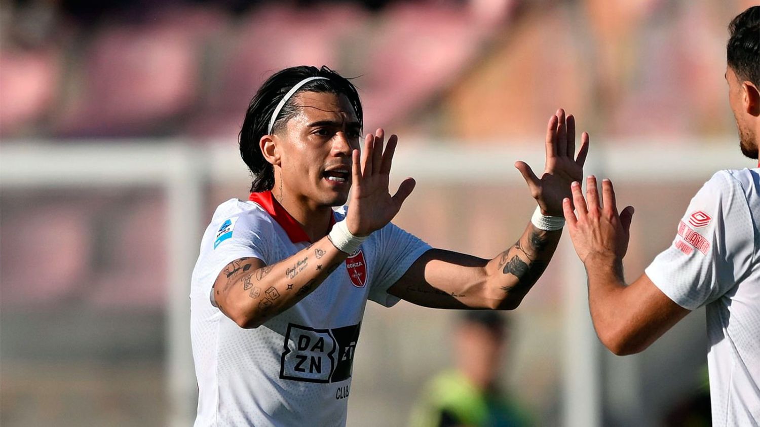 ¡Tremendo Changuito! Exequiel Zeballos debutó con un golazo de tiro libre en Monza