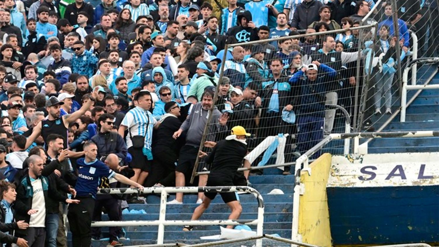 VIDEOS | Tensión en Rosario: hinchas de Boca y Racing protagonizaron incidentes con la Policía