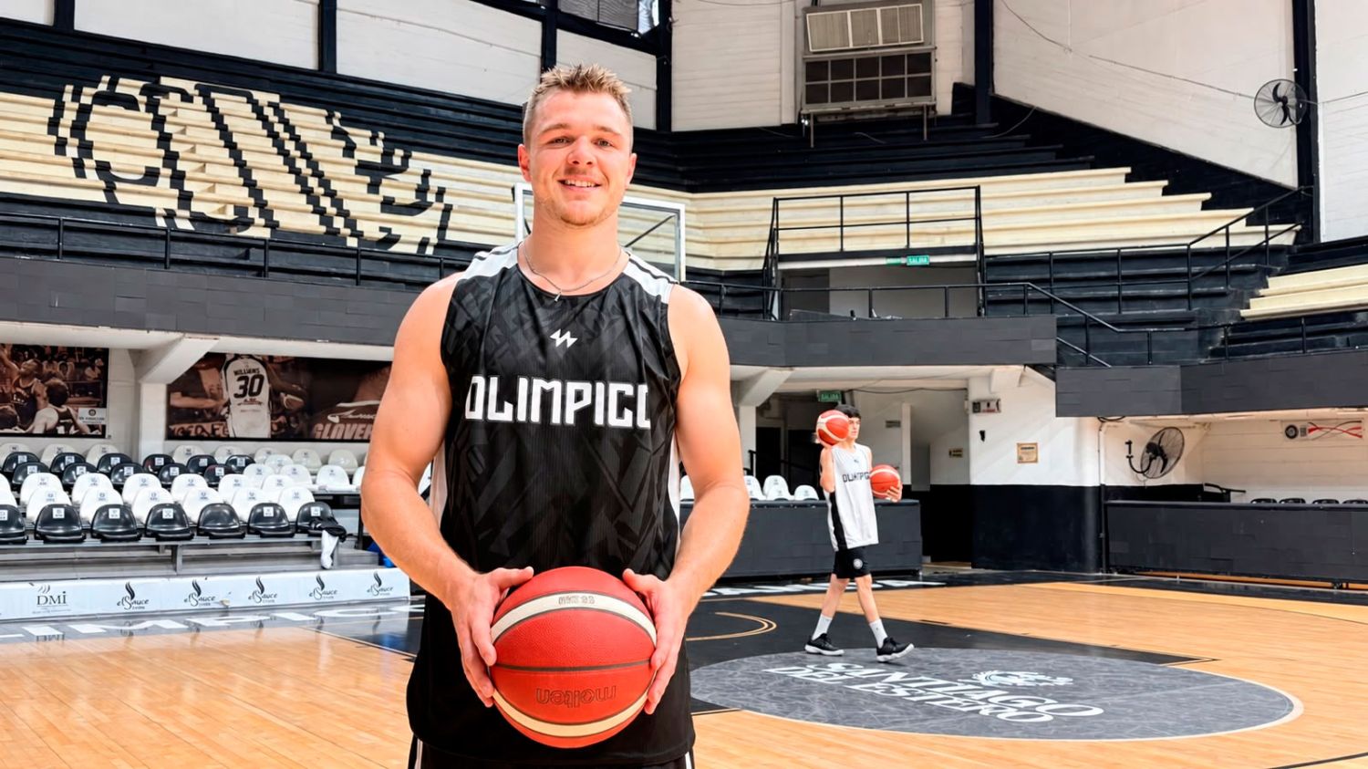 Lucas Lorenzen con la camiseta de Olímpico